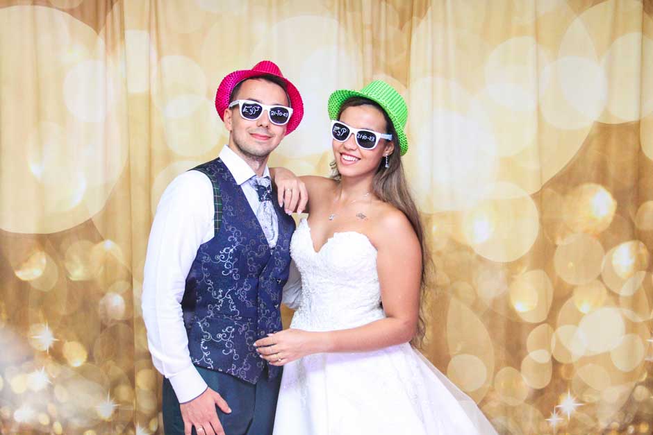 Fotografía tomada en una boda con nuestro fotomatón espejo mágico