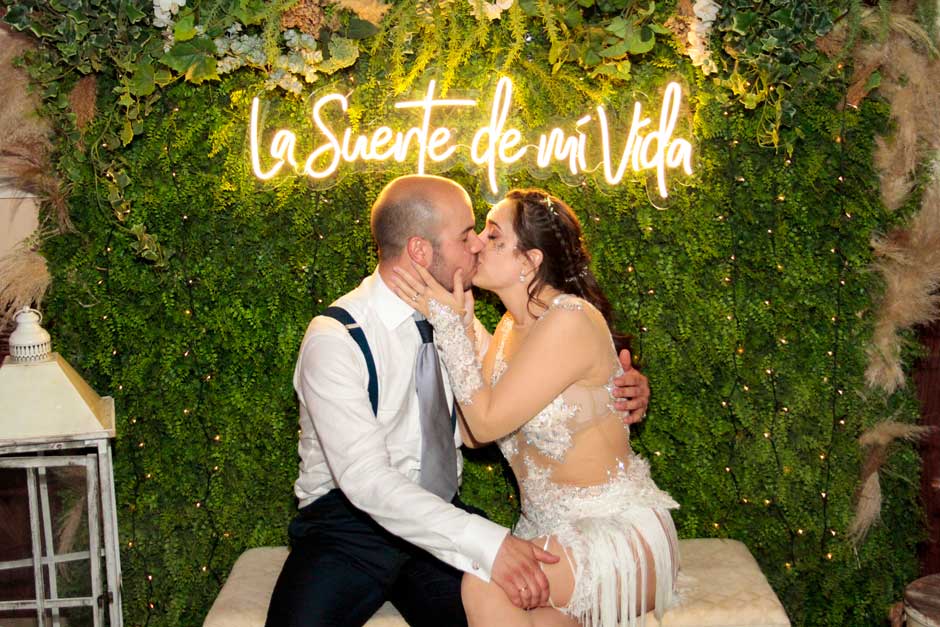 Fotomatón con fondo personalizado de jardín vertical con neón